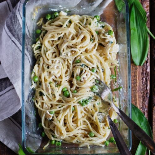 baked feta pasta mit bärlauch und erbsen