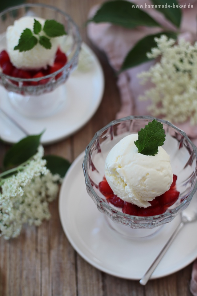 holunderblüten joghurt eis auf vanille erdbeeren