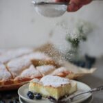 zucchini steppdeckenkuchen mit heidelbeeren