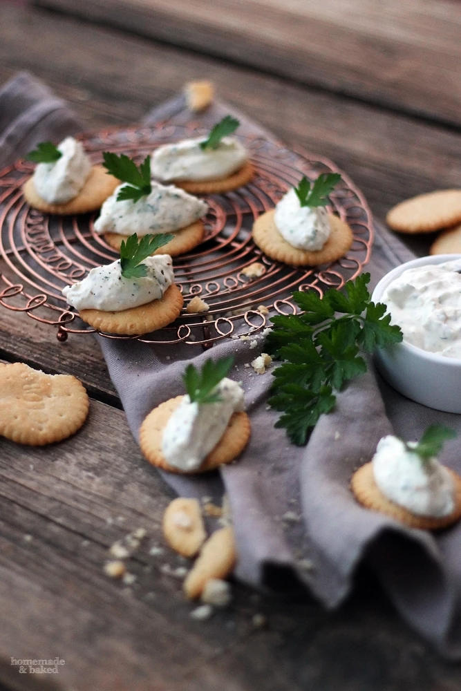 herzhafte tilsiter-creme auf cracker