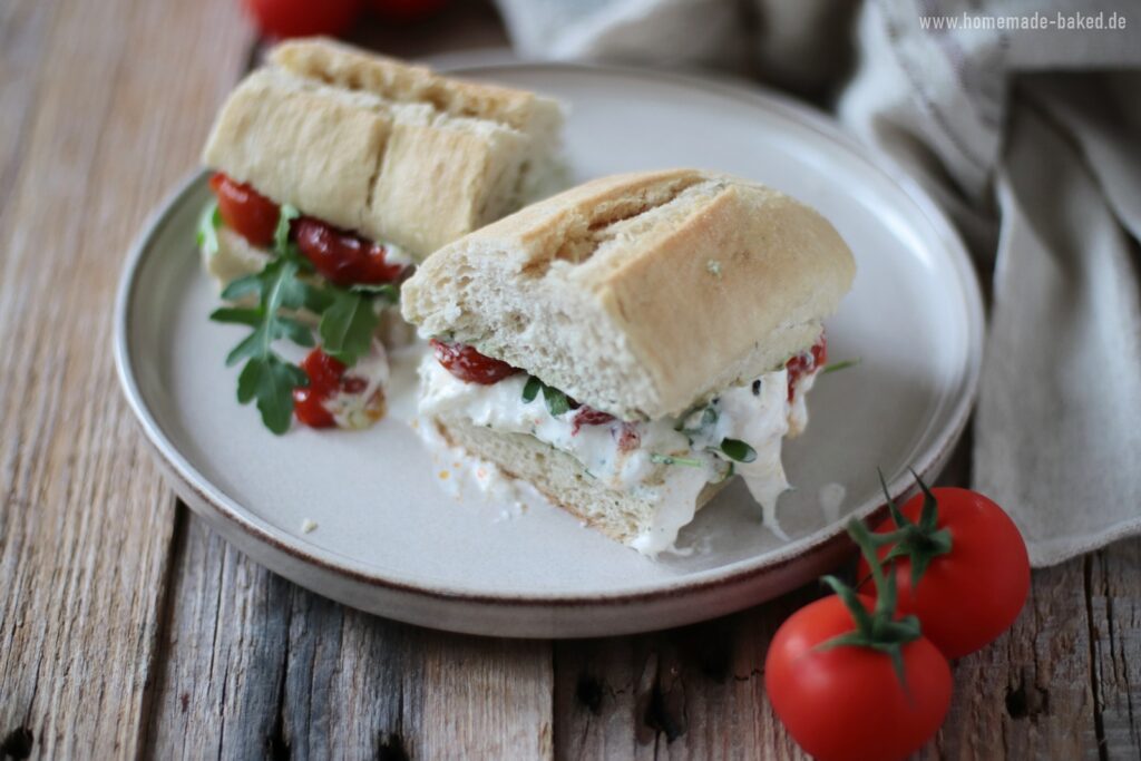 burrata caprese sandwich mit selbstgemachter basilikum aioli