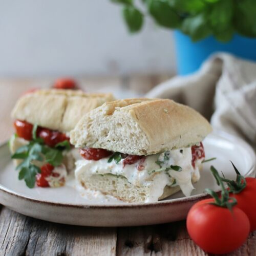 burrata caprese sandwich mit selbstgemachter basilikum aioli