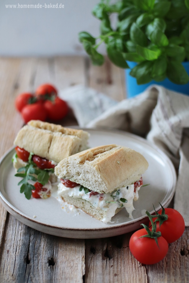 burrata caprese sandwich mit selbstgemachter basilikum aioli