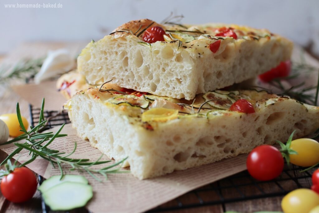 Super einfaches No Knead Focaccia mit Tomaten, Zucchini und Knoblauch