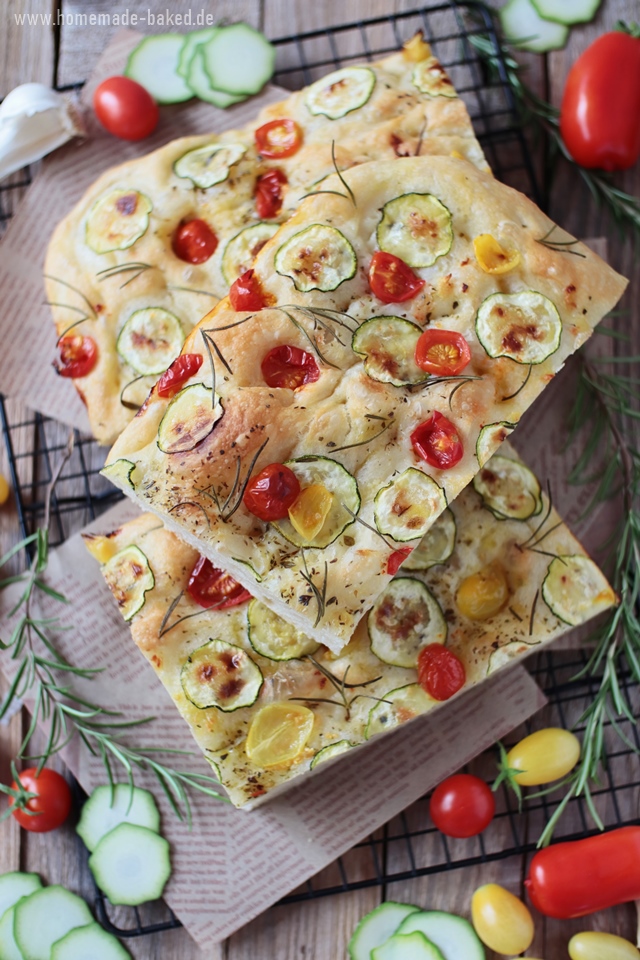 Super einfaches No Knead Focaccia mit Tomaten, Zucchini und Knoblauch