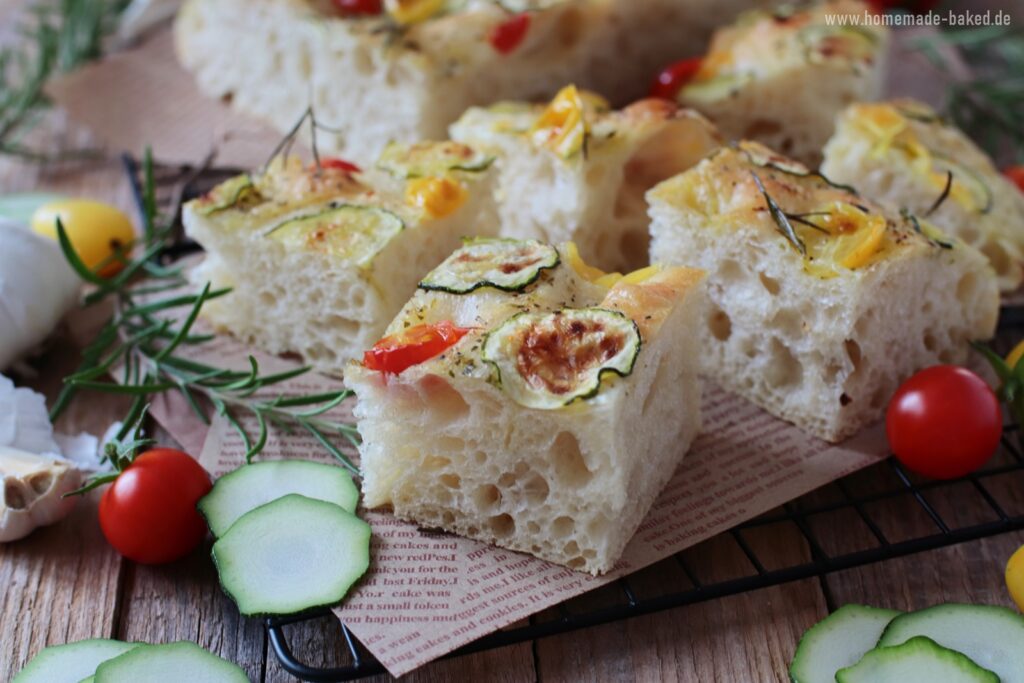 Super einfaches No Knead Focaccia mit Tomaten, Zucchini und Knoblauch