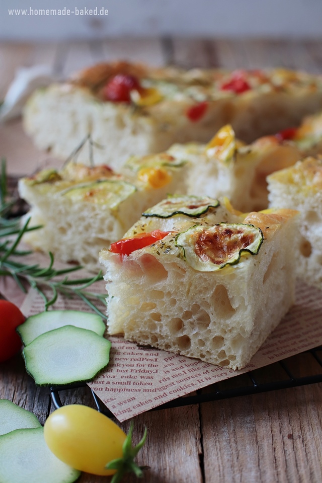 Super einfaches No Knead Focaccia mit Tomaten, Zucchini und Knoblauch