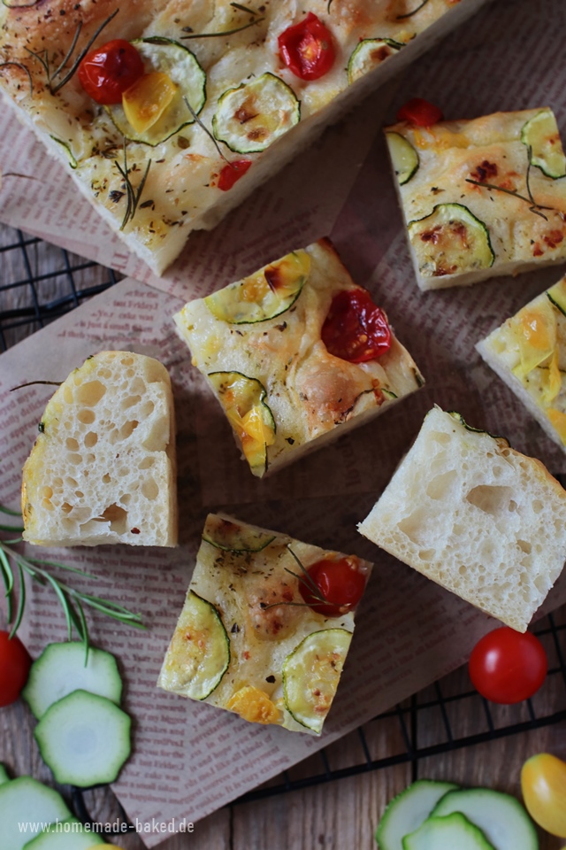 Super einfaches No Knead Focaccia mit Tomaten, Zucchini und Knoblauch