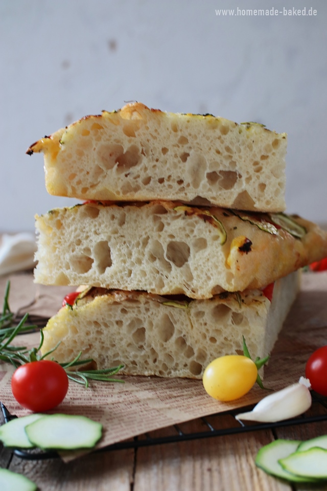 Super einfaches No Knead Focaccia mit Tomaten, Zucchini und Knoblauch