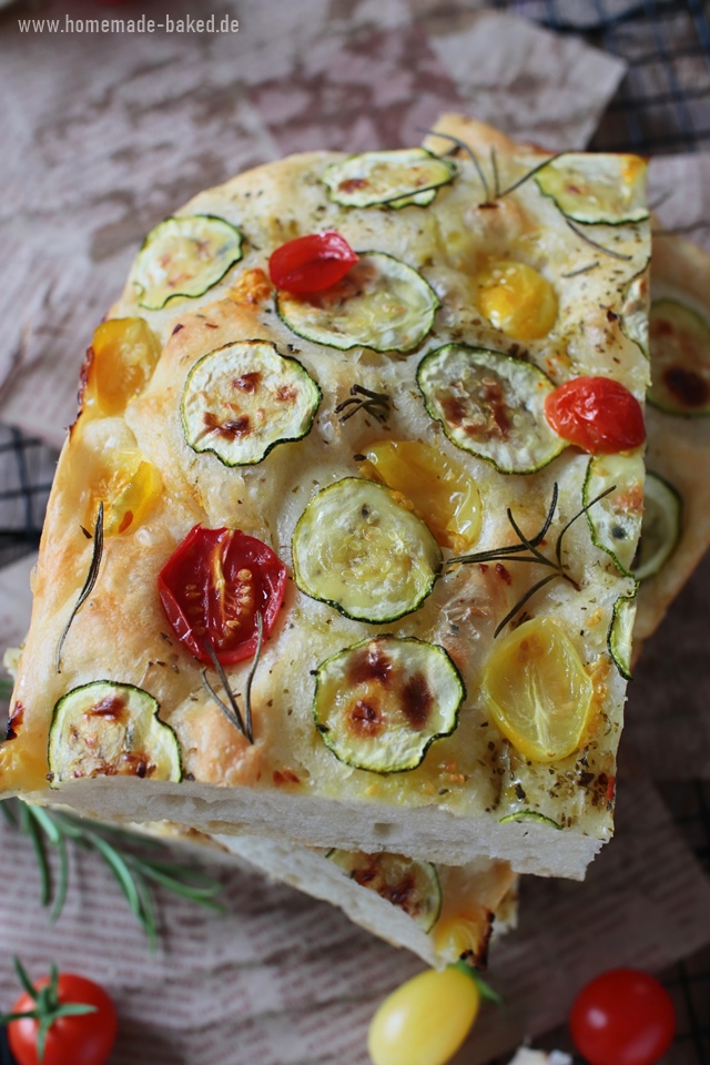 Super einfaches No Knead Focaccia mit Tomaten, Zucchini und Knoblauch