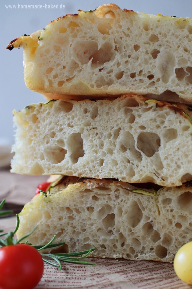 Super einfaches No Knead Focaccia mit Tomaten, Zucchini und Knoblauch