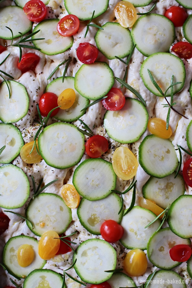 Super einfaches No Knead Focaccia mit Tomaten, Zucchini und Knoblauch