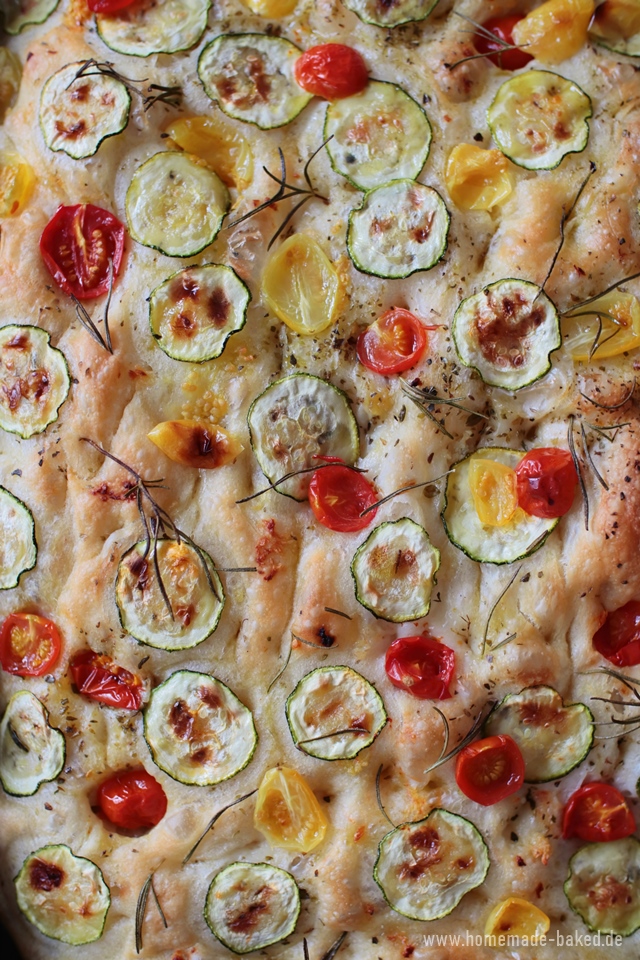 Super einfaches No Knead Focaccia mit Tomaten, Zucchini und Knoblauch