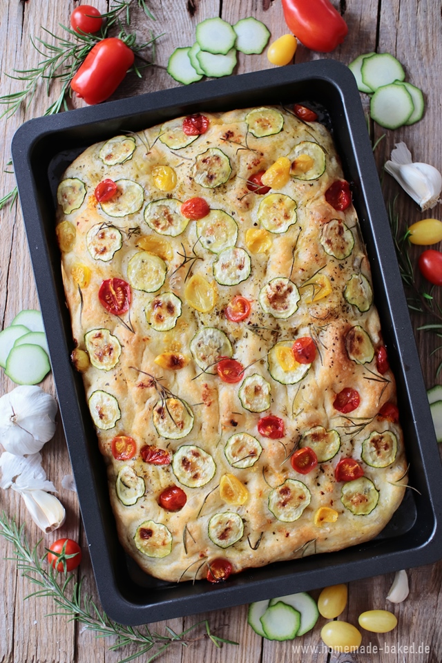 Super einfaches No Knead Focaccia mit Tomaten, Zucchini und Knoblauch