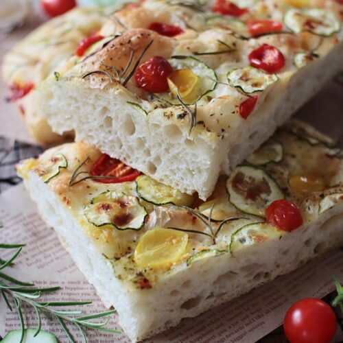 Super einfaches No Knead Focaccia mit Tomaten, Zucchini und Knoblauch