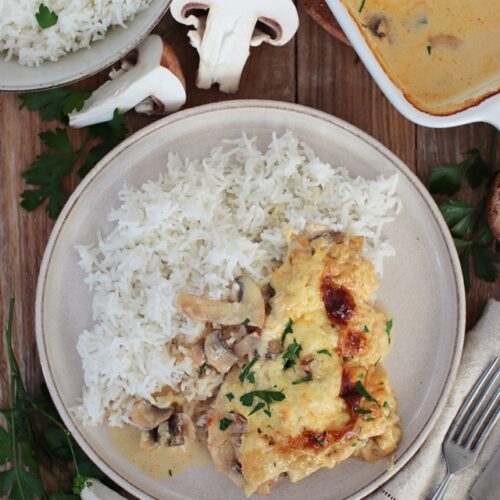 5 zutaten küche: überbackenes hähnchenschnitzel mit champignons und käse