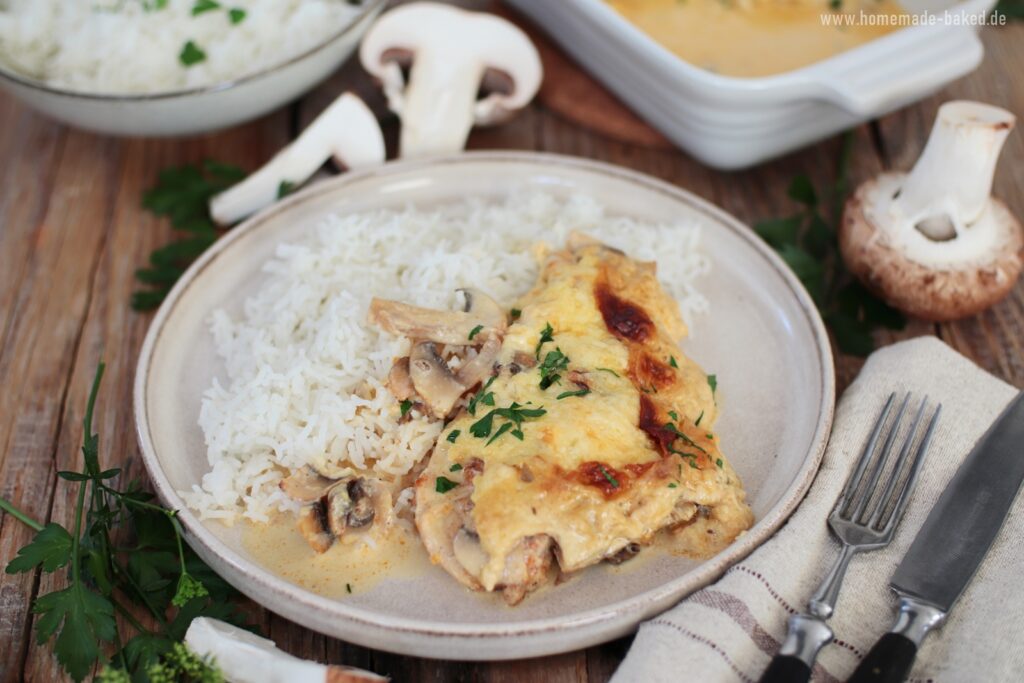 5 zutaten küche: überbackenes hähnchenschnitzel mit champignons und käse