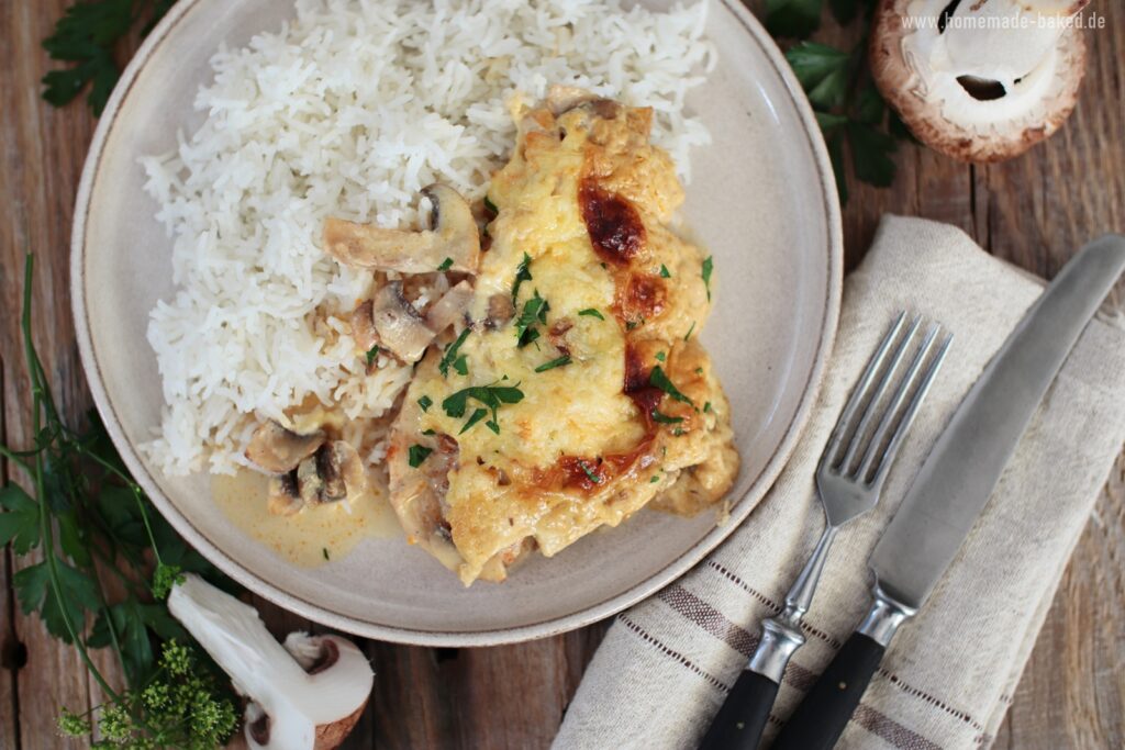 5 zutaten küche: überbackenes hähnchenschnitzel mit champignons und käse