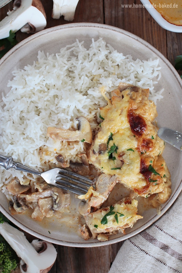 5 zutaten küche: überbackenes hähnchenschnitzel mit champignons und käse