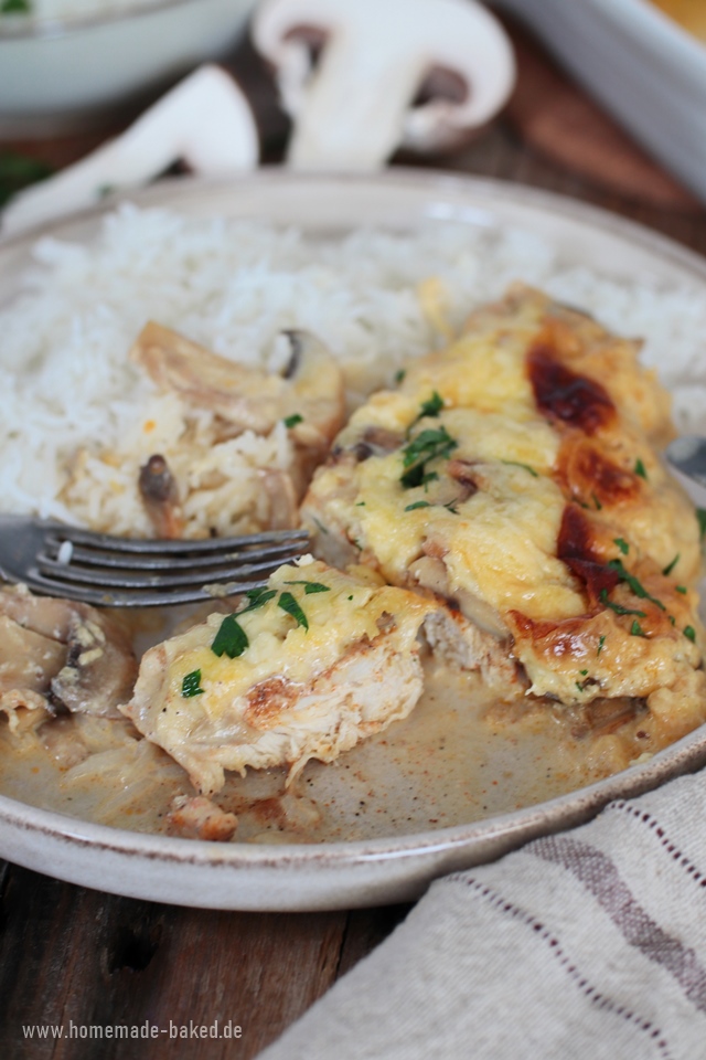 5 zutaten küche: überbackenes hähnchenschnitzel mit champignons und käse