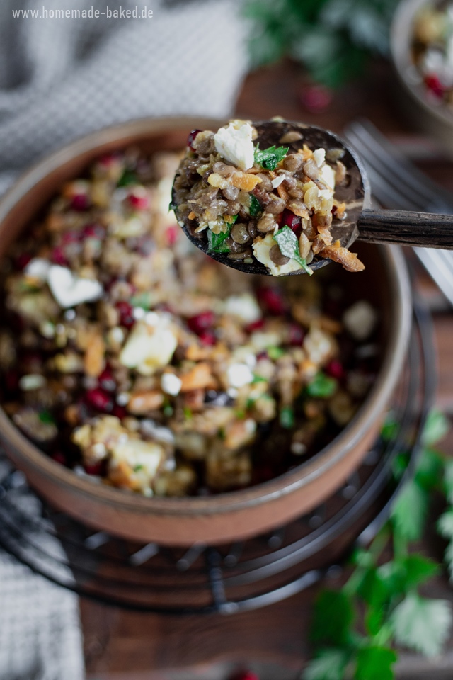 orientalischer linsensalat mit feta, granatapfel und rosinen