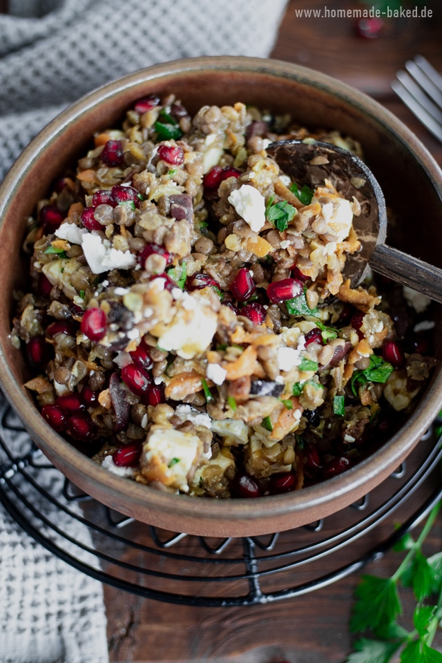 orientalischer linsensalat mit feta, granatapfel und rosinen