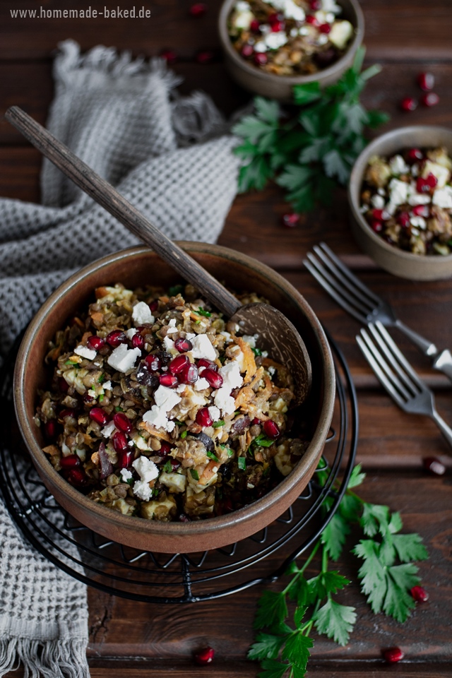 orientalischer linsensalat mit feta, granatapfel und rosinen