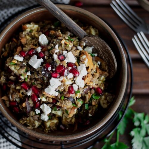 orientalischer linsensalat mit feta, granatapfel und rosinen