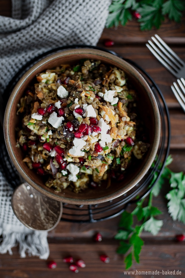 orientalischer linsensalat mit feta, granatapfel und rosinen