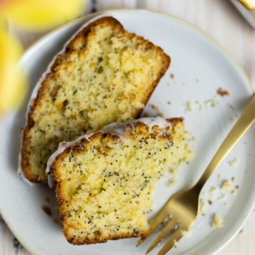 Ein einfacher Zitronen-Mohn-Kuchen: Frisch, saftig & einfach Lecker!